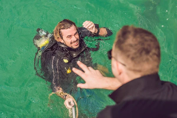 Happy diver returns to the ship after diving — Stock Photo, Image