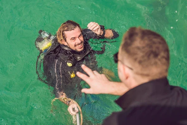 Щасливий дайвер повертається на корабель після дайвінгу — стокове фото