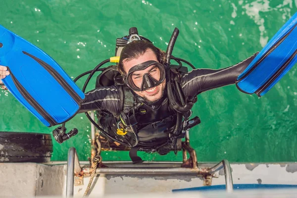 Happy Diver Returns Ship Diving — Stock Photo, Image