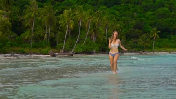 Joven madre cariñosa y su pequeño hijo jugando en la playa — Vídeo de stock