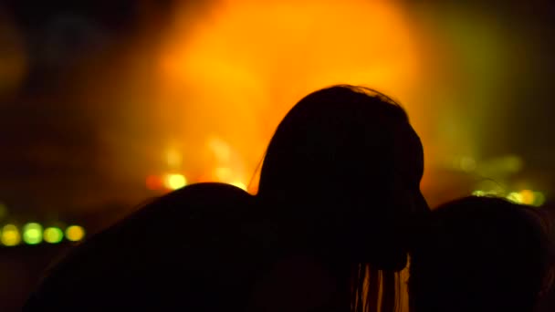 Mère et fils regardent un spectacle de fontaine dansante colorée. Femme embrasse son fils — Video