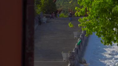 Steadycam atış kapıları ile büyük bir Budist tapınağı girme