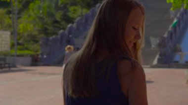 Steadycam kadeh turist anne ve oğlu kapıları ile büyük bir Budist tapınağı girme