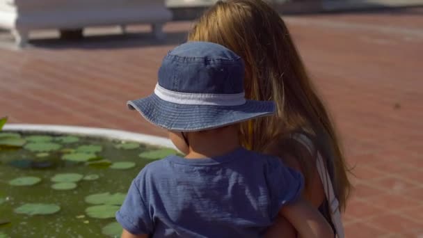 Steadycam shot de touristes mère et fils à l'intérieur d'un grand temple bouddhiste sur l'île de Phu quoc — Video