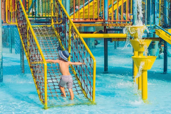 Der Junge Hat Spaß Wasserpark — Stockfoto
