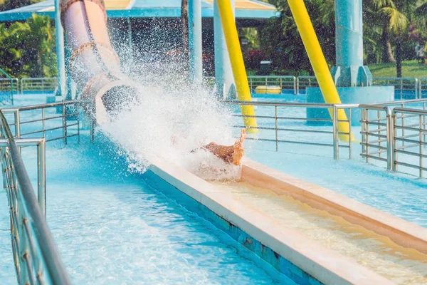 Joven Divirtiéndose Parque Acuático Durante Día — Foto de Stock