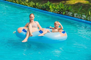 Anne ve oğlu su parkında iyi eğlenceler.