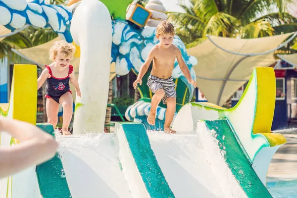 Garçon Fille Amusent Dans Parc Aquatique — Photo