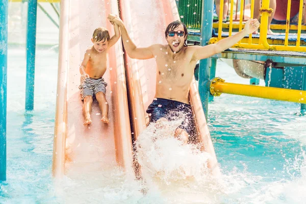 Père et fils s'amusent au parc aquatique — Photo