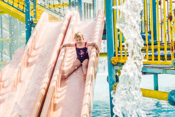 어린 소녀 물 공원에 있는 재미 — 스톡 사진