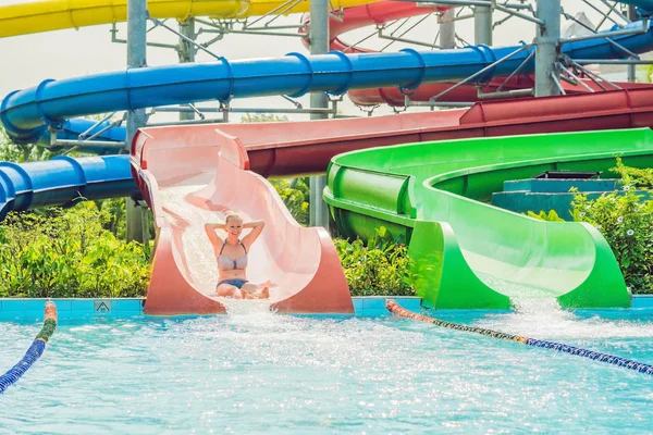 Mulher está se divertindo no parque aquático — Fotografia de Stock