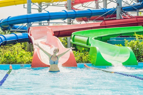 Mujer se está divirtiendo en el parque acuático — Foto de Stock