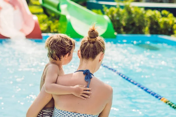 Mãe e filho se divertir no parque aquático — Fotografia de Stock