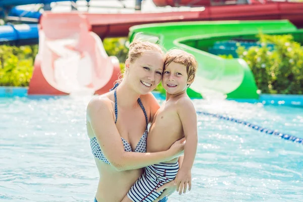 Mamá e hijo se divierten en el parque acuático — Foto de Stock