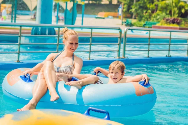 Mãe e filho se divertir no parque aquático — Fotografia de Stock