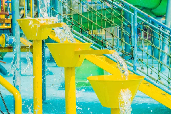 Renkli su kaydırağı su parkında — Stok fotoğraf