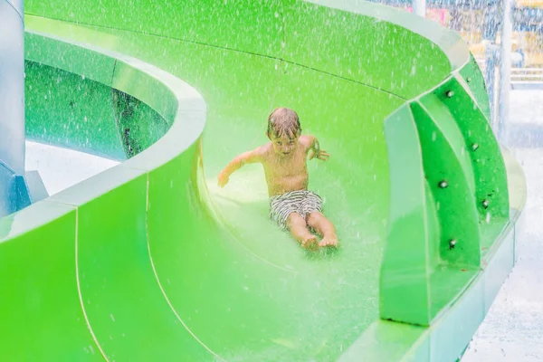 소년 물 공원에 있는 재미는 — 스톡 사진