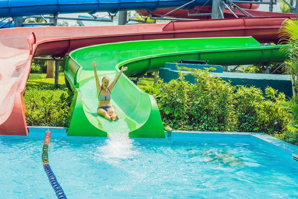 Mulher está se divertindo no parque aquático — Fotografia de Stock