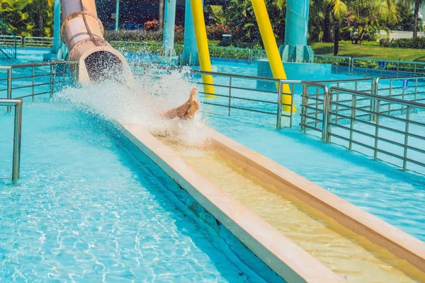 Vrouw is plezier in het waterpark — Stockfoto