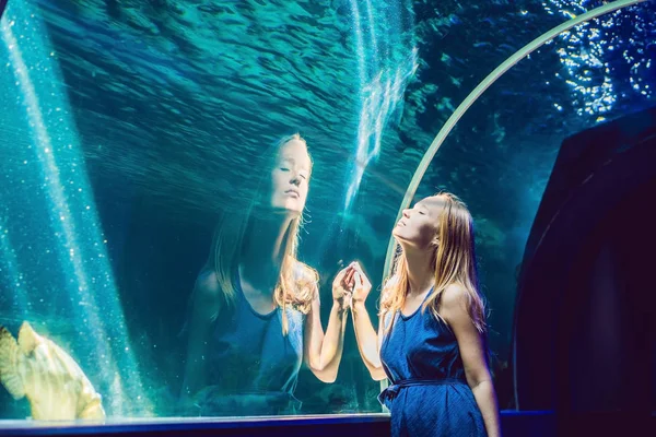 Genç kadın bir tünel akvaryum balık bakarak — Stok fotoğraf