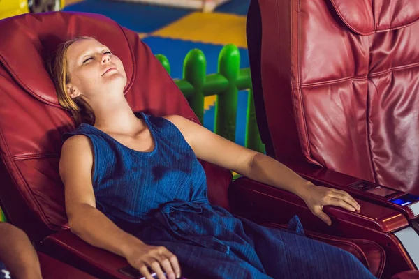 Schöne junge Dame entspannt sich im Massagesessel — Stockfoto