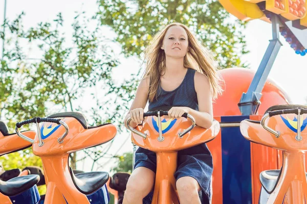 Hermosa, joven mujer divirtiéndose en un parque de atracciones — Foto de Stock