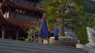 Steadycam atış genç bir kadın ve oğlu budhist temple Ho Quoc Pagoda Phu Quoc Adası, Vietnam'ziyaret