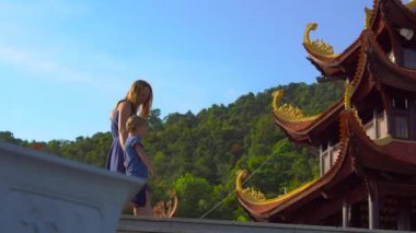 Steadycam atış genç bir kadın ve oğlu budhist temple Ho Quoc Pagoda Phu Quoc Adası, Vietnam'ziyaret