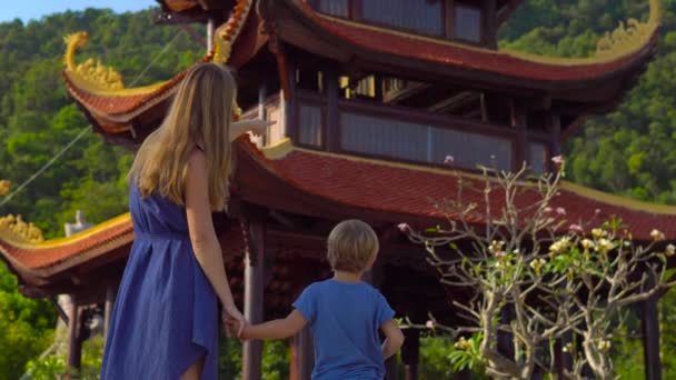 Steadycam prise de vue d'une jeune femme et son fils visitant un temple bouddhiste Pagode Ho Quoc sur l'île de Phu Quoc, Vietnam — Video