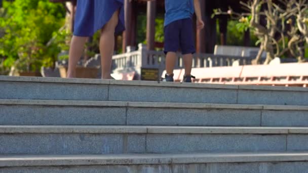 Standbild einer jungen Frau und ihres Sohnes beim Besuch eines buddhistischen Tempels ho quoc Pagode auf der Insel Phu quoc, Vietnam — Stockvideo