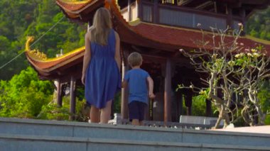 Steadycam atış genç bir kadın ve oğlu budhist temple Ho Quoc Pagoda Phu Quoc Adası, Vietnam'ziyaret