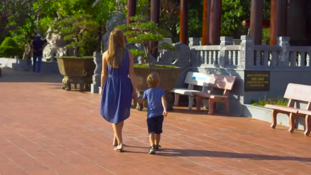若い女性と彼女の息子は、フーコック島、ベトナムの華厳寺 Ho コック パゴダを訪問のステディカム ショット — ストック動画