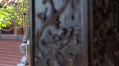 Steadycam atış budhist temple Ho içinde Quoc Pagoda Phu Quoc Adası, Vietnam üzerinde yürüyen genç bir kadın