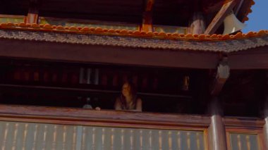 Genç kadın ve oğlu budhist temple Ho içinde ikinci bir katta Quoc Pagoda Phu Quoc Adası, Vietnam ayakta