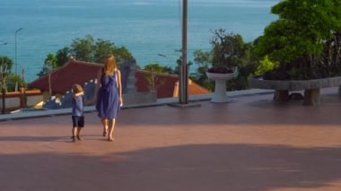 Steadycam atış genç bir kadın ve oğlu budhist temple Ho Quoc Pagoda Phu Quoc Adası, Vietnam'ziyaret