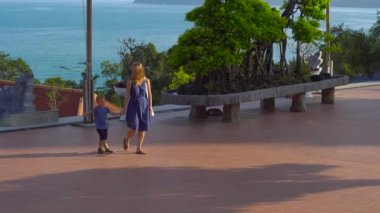 Steadycam atış genç bir kadın ve oğlu budhist temple Ho Quoc Pagoda Phu Quoc Adası, Vietnam'ziyaret