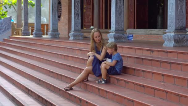 Steadycam tiro de uma jovem e seu filho visitando um templo budista Ho Quoc Pagoda em Phu Quoc ilha, Vietnã — Vídeo de Stock