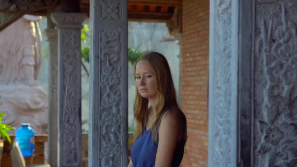 Steadycam πλάνο του μια νεαρή γυναίκα, περπατώντας στο εσωτερικό του ένα βουδιστικό ναό. Χο Quoc παγόδα στο νησί Phu Quoc, Βιετνάμ — Αρχείο Βίντεο