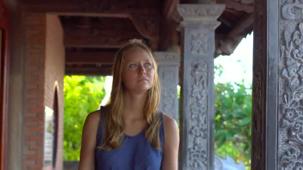 Steadycam πυροβολισμό του ένα βουδιστικό ναό Χο Quoc παγόδα στο νησί Phu Quoc, Βιετνάμ — Αρχείο Βίντεο