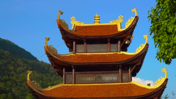 Steadycam skott av ett buddhistiskt tempel Ho Quoc Pagoda på ön Phu Quoc, Vietnam — Stockvideo