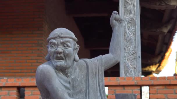 Steadycam toma de estatuas budistas en Ho Quoc Pagoda en la isla de Phu Quoc, Vietnam — Vídeos de Stock