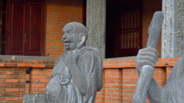 Steadycam toma de estatuas budistas en Ho Quoc Pagoda en la isla de Phu Quoc, Vietnam — Vídeos de Stock