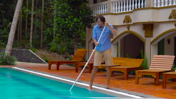 Reiniger Voor Het Zwembad Man Een Blauw Shirt Met Reinigingsapparatuur — Stockvideo