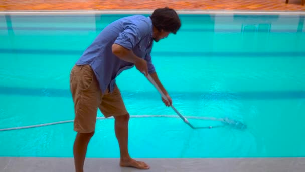 Servicio y mantenimiento de la piscina.Limpieza de la piscina . — Vídeo de stock