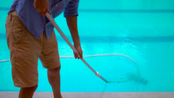 Servicio y mantenimiento de la piscina.Limpieza de la piscina . — Vídeo de stock