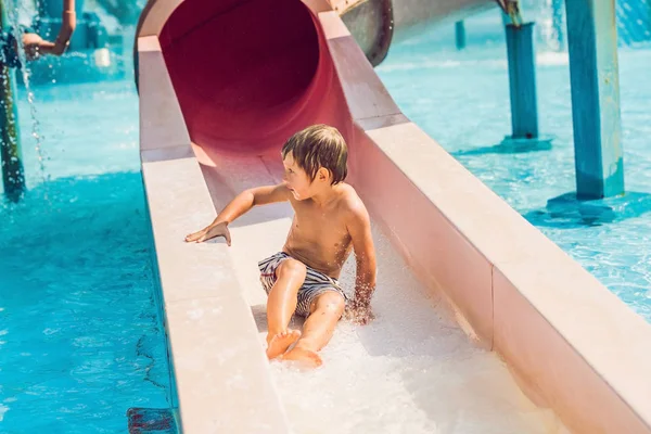 Мальчик Веселится Аквапарке — стоковое фото