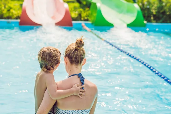 Jovem Mãe Filho Divertindo Parque Aquático Durante Dia — Fotografia de Stock