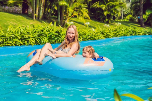 Jovem Mãe Filho Divertindo Parque Aquático Durante Dia — Fotografia de Stock