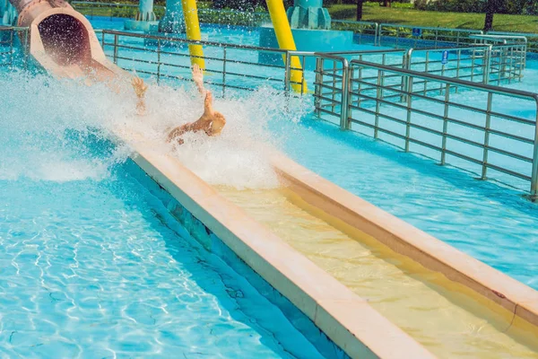 Kvinnan Att Kul Äventyrsbadet — Stockfoto