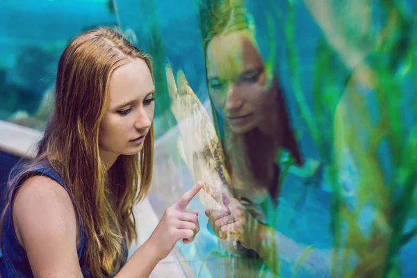 Jeune Femme Regardant Des Poissons Dans Aquarium Tunnel — Photo